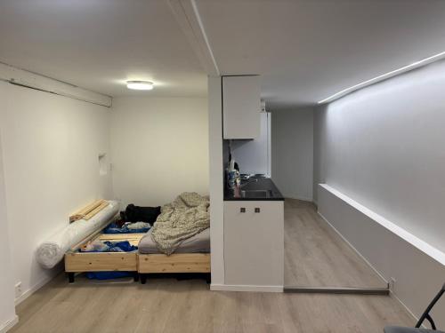 En eller flere senge i et værelse på Family friendly apartment with parking