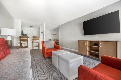 a living room with a couch and a flat screen tv at Hilton Vacation Club Palm Canyon Palm Springs in Palm Springs