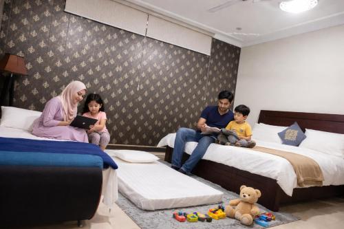 En eller flere senge i et værelse på Komal Residency