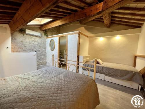 une chambre avec deux lits dans une pièce dans l'établissement La ruche, à Durban-Corbières