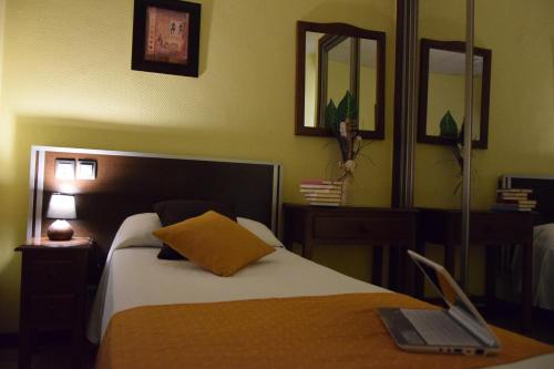 Ένα ή περισσότερα κρεβάτια σε δωμάτιο στο Hotel Complutense