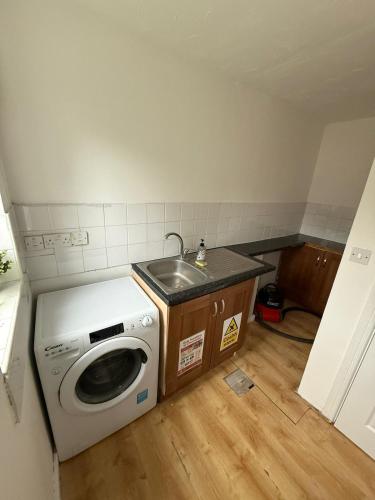 Billede fra billedgalleriet på 4-Bed Contractor Friendly House Long Stays Welcome i Luton