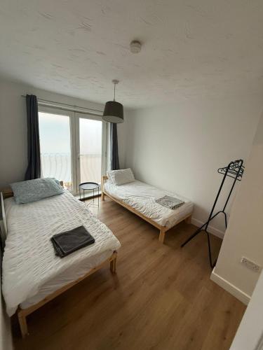 En eller flere senge i et værelse på 4-Bed Contractor Friendly House Long Stays Welcome