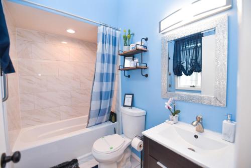 Et badeværelse på Bool Bear Lodge a pet friendly Pocono Vacation Home with Fireplace, BBQ and more