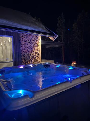 Swimmingpoolen hos eller tæt på Modern cottage in Skibotn