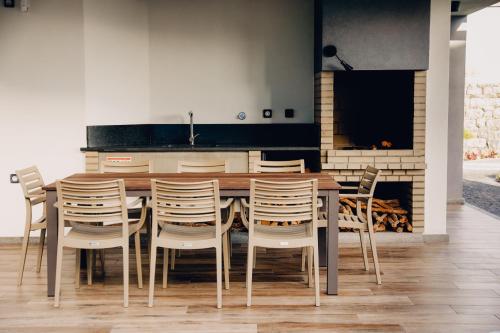 a dining room with a table and chairs at Casas do Calhau Miúdo - Seixal in Seixal