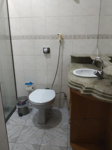 ein Badezimmer mit Toilette und Waschbecken in der Unterkunft Pousada São Mateus in Juiz de Fora