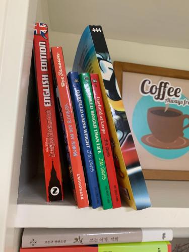 una fila di libri appoggiati su uno scaffale di Yulgokjip a Gangneung