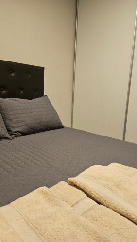 una camera da letto con un letto con una coperta sopra di Edificio-Pellegrini PA a Bragado