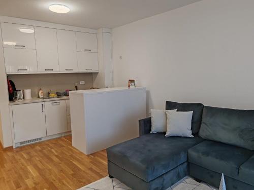 a living room with a couch and a kitchen at Royal Queen in Vrnjačka Banja