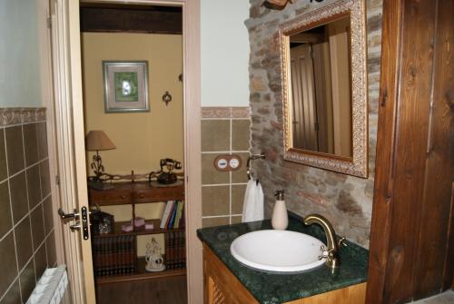 un bagno con lavandino e specchio di Casa Bell a Manzanedo de Valdueza