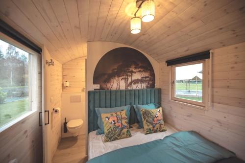 een slaapkamer met een bed in een tiny house bij Laurel & Hardy in Mechelen
