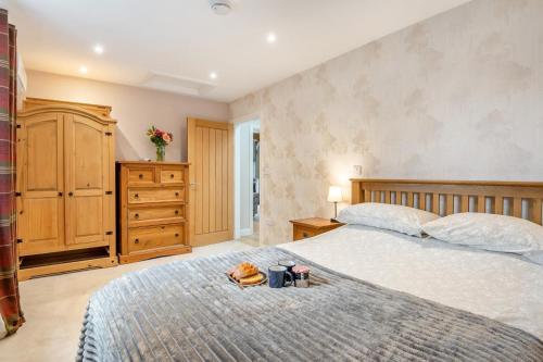 ein Schlafzimmer mit einem Bett, einer Kommode und zwei Tassen darauf in der Unterkunft 1 Bed in Dickleburgh oc-m33974 in Dickleburgh