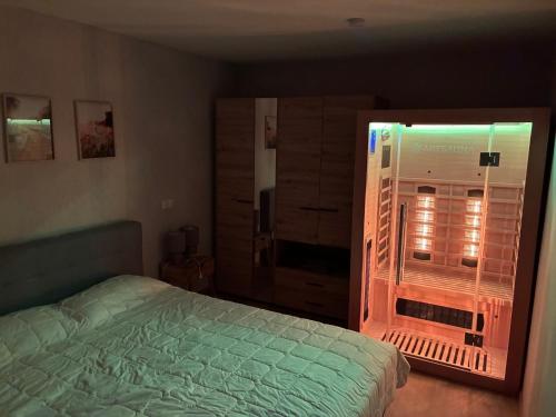 a bedroom with a bed and a room with a window at Rheintraum Soutterain Wohnung mit Sauna in Weißenthurm