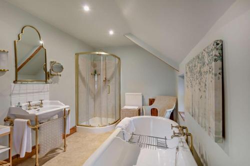 een badkamer met een bad, een douche en een wastafel bij 7 Bed in Shebbear oc-w33731 in Black Torrington