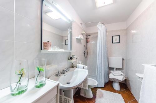 A bathroom at Rialto Suite