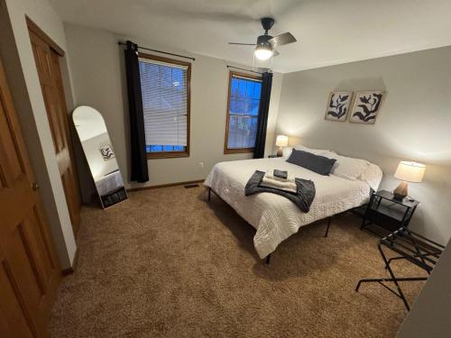 Giường trong phòng chung tại Stafford Court Escape by Stay Lage