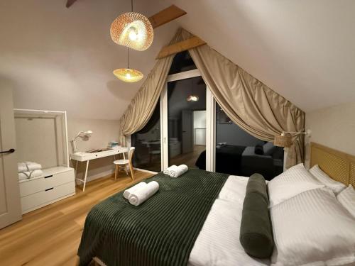 ein Schlafzimmer mit einem großen Bett und einem Schreibtisch in der Unterkunft SEN TOPOLI Domy nad jeziorem 