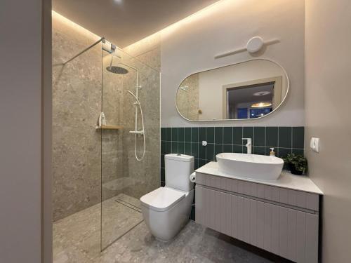 ein Badezimmer mit Toilette, Waschbecken und Dusche in der Unterkunft SEN TOPOLI Domy nad jeziorem 