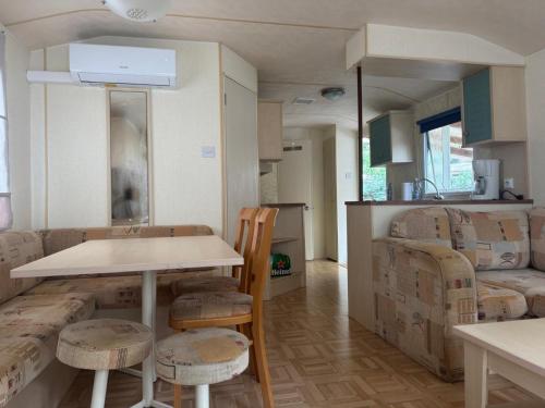 a kitchen and living room with a table and chairs at Domek na Lazurowym Wybrzeżu in Gassin