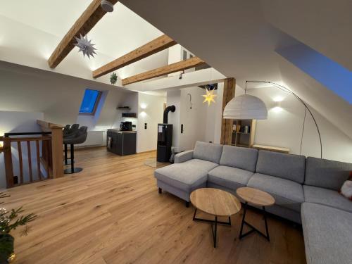 een woonkamer met een bank en een tafel bij Das Detox Almhaus in Pusterwald