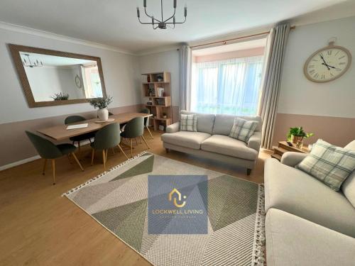 een woonkamer met een bank en een tafel bij Chalfont Haven 