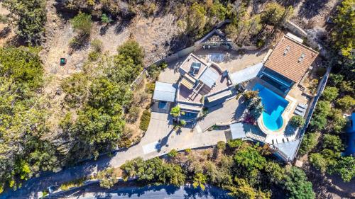 Luftaufnahme eines Hauses mit Swimmingpool in der Unterkunft Thomais 2-Villa Stone Estate with Pool & Sea Views in Agia Pelagia