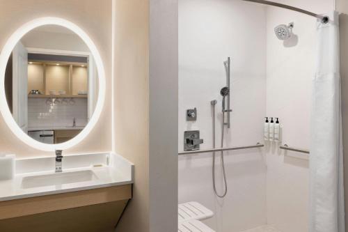 Et badeværelse på TownePlace Suites by Marriott Forrest City