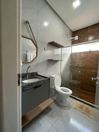 een badkamer met een toilet, een wastafel en een douche bij Casa com Piscina em Tamandaré in Tamandaré