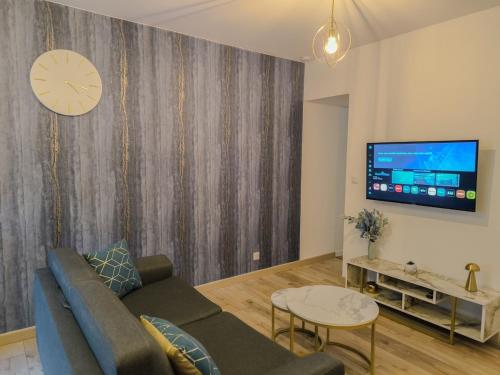 TV a/nebo společenská místnost v ubytování Le Celestya, confort au bord du rhône avec terrasse