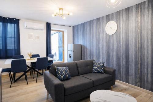 Posezení v ubytování Le Celestya, confort au bord du rhône avec terrasse