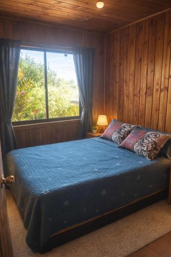 En eller flere senge i et værelse på Cabañas los Jardines de Lican ray