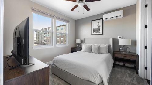 een slaapkamer met een bed en een flatscreen-tv bij Landing Modern 2BD Gym Pool in Kelim