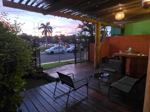 een terras met stoelen en een bar met uitzicht op een parkeerplaats bij Formosa Suites in Bonito
