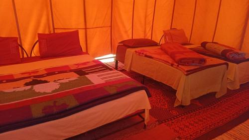 Postel nebo postele na pokoji v ubytování Chegaga camp happy night