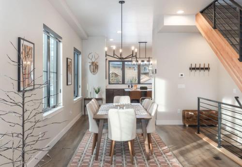 una sala da pranzo con tavolo e sedie di Lofty Landing a Hideaway Park