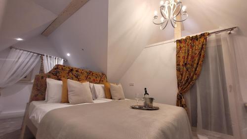 een slaapkamer met een wit bed en een tafel bij Carpathia Magic -adults only in Peştera