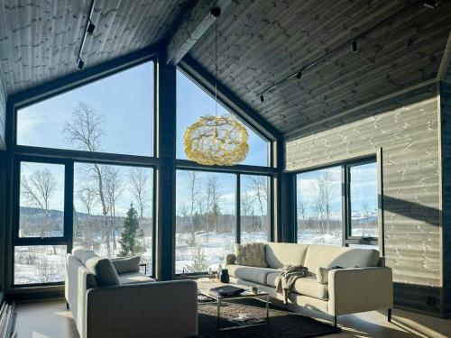 Et opholdsområde på Mountain Cabin With Beautiful Lake View