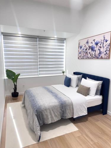 a bedroom with a large bed with a window at Cozy 1-Bedroom with Natural lights in Edmonton