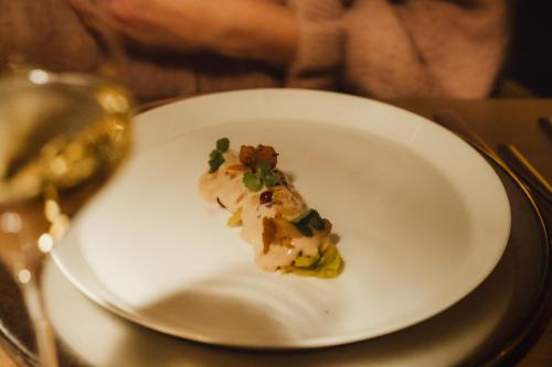 un piatto bianco con sopra un pezzo di cibo di Hotel Bad Fallenbach a San Leonardo in Passiria