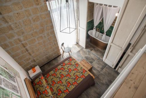 Katil atau katil-katil dalam bilik di Magma Home - Rooms & Roof