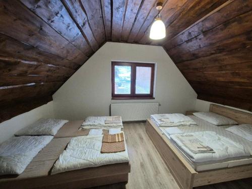 En eller flere senge i et værelse på Chata pod lipou Bobrovník