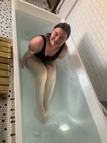 een vrouw zit in een bad bij Buffalo Ridge Resort and Spa in Gary