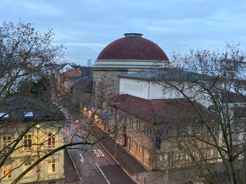 a building with a dome on top of it at Über den Dächern von Offenbach in Offenbach