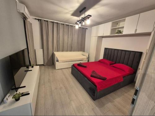 een slaapkamer met een rood bed en een badkamer bij AFI Discret Jacuzzi in Boekarest