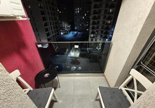 een uitzicht op de stad 's nachts vanuit een gebouw bij AFI Discret Jacuzzi in Boekarest