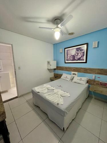 ein Schlafzimmer mit Bett und Deckenventilator in der Unterkunft Hotel Ellegance in Salvador