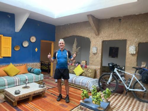 een man staat in een woonkamer bij Tamri Dar Taous in Tamri