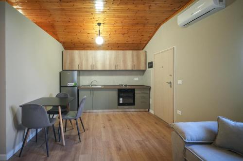 O bucătărie sau chicinetă la Jera Apartment 2