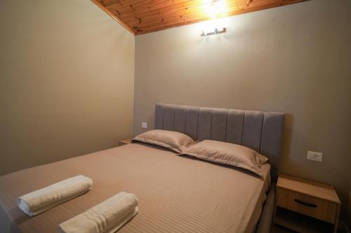 Un pat sau paturi într-o cameră la Jera Apartment 2